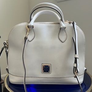 Lightly used white Downey & Bourke purse. Awesome condition.